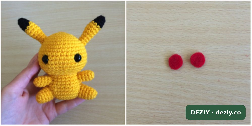 Dos paneles: el Pikachu terminado sostenido en una mano y dos pequeños círculos de fieltro rojo sobre una superficie de madera.