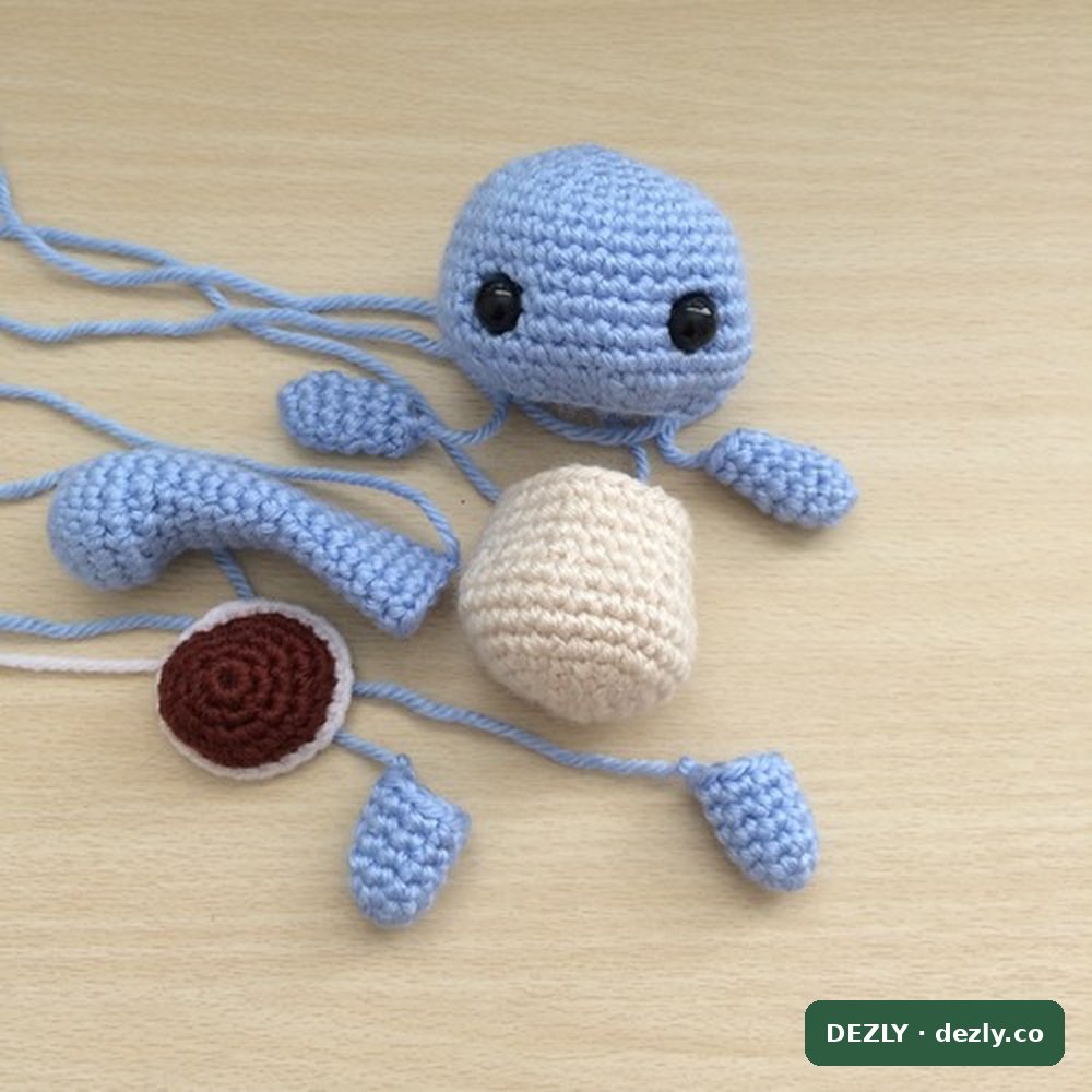 Las ocho piezas de Squirtle extendidas: la cabeza azul con ojos de seguridad, el cuerpo crema, el caparazón marrón con su borde blanco, la cola, dos brazos y dos patas.