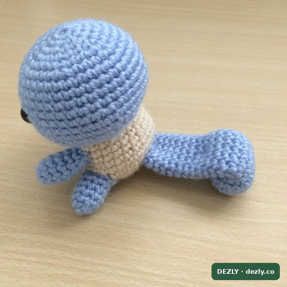El cuerpo de Squirtle montado visto de lado con la cabeza puesta y la cola plana detrás, listo para el caparazón.